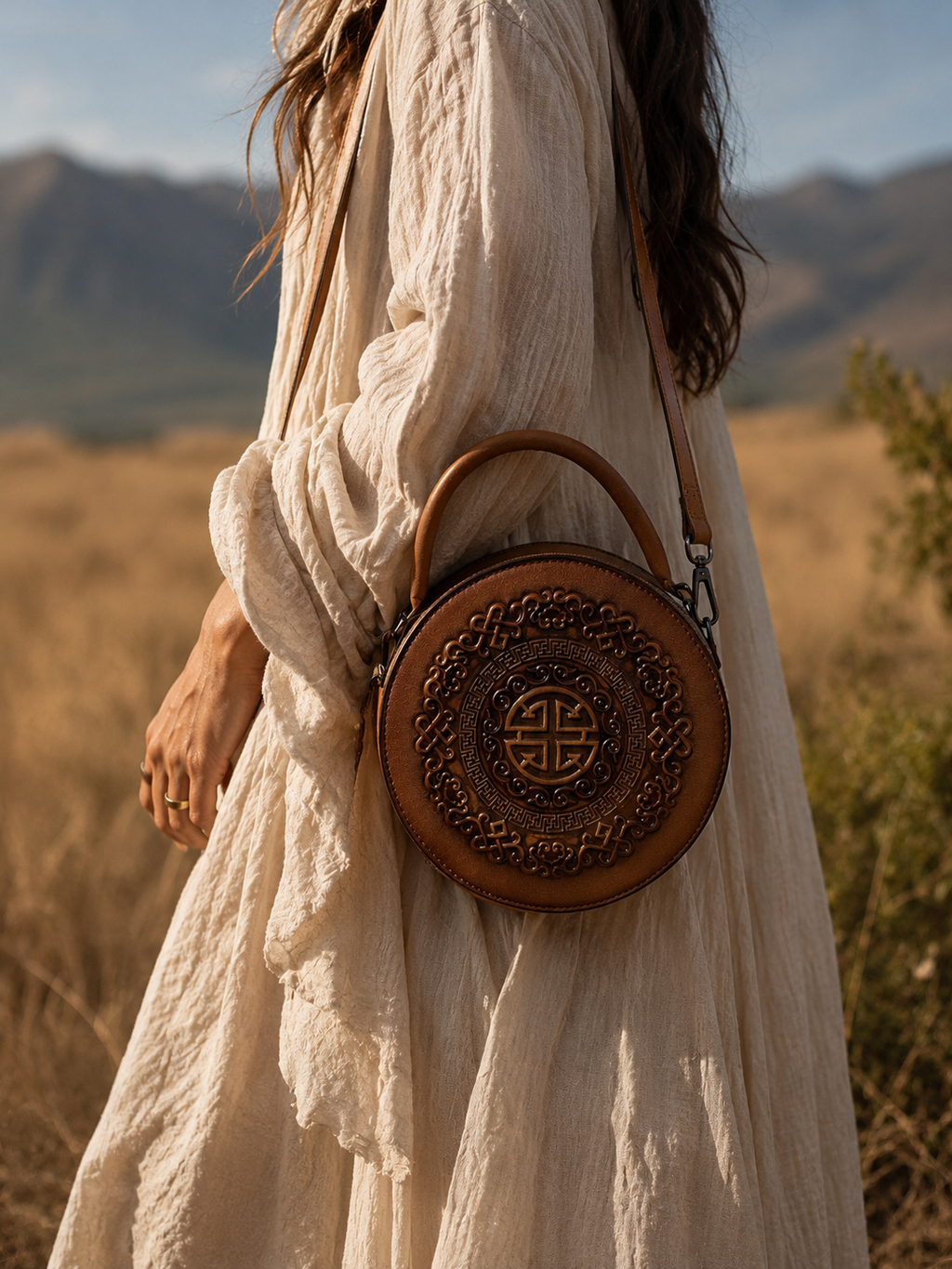 Khatan – Sac rond en cuir repoussé