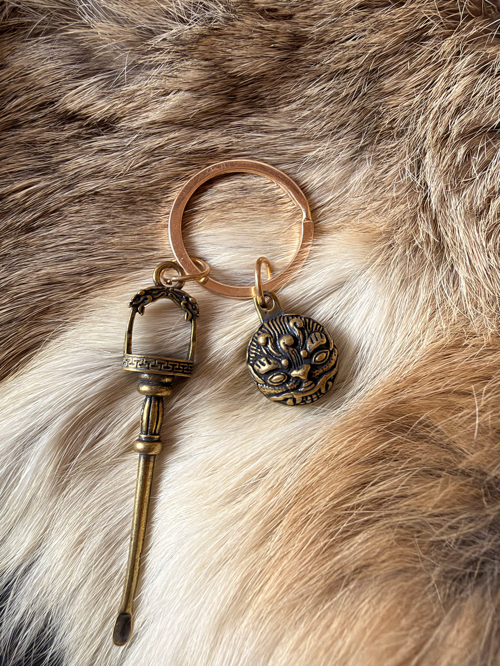 Porte-clés traditionnel – Cuillère à tabatière & masque protecteur