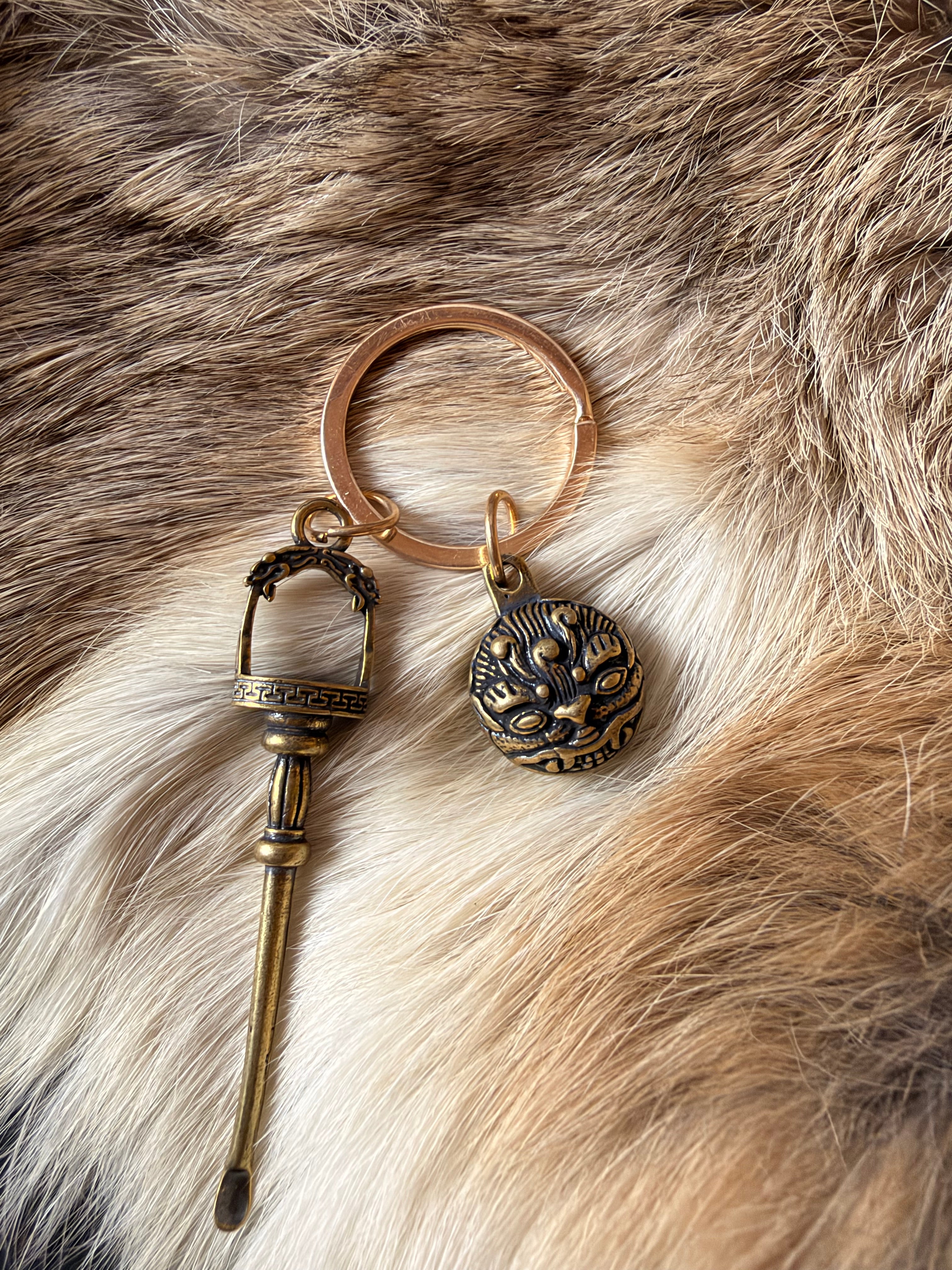 Porte-clés traditionnel – Cuillère à tabatière & masque protecteur