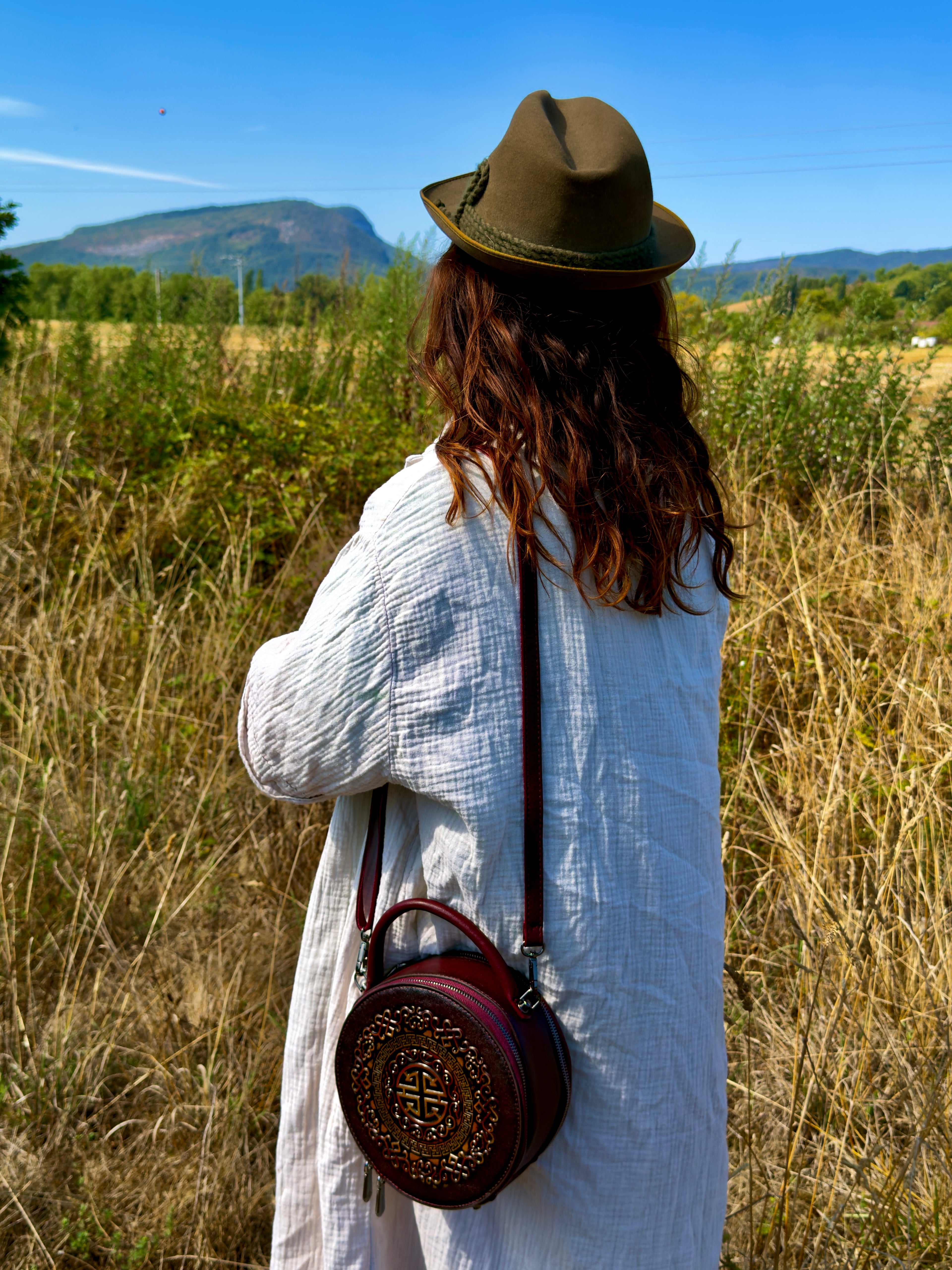 Khatan – Sac rond en cuir repoussé