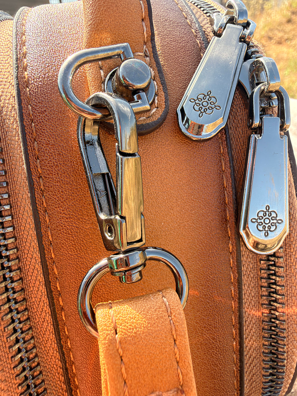 Khatan – Sac rond en cuir repoussé