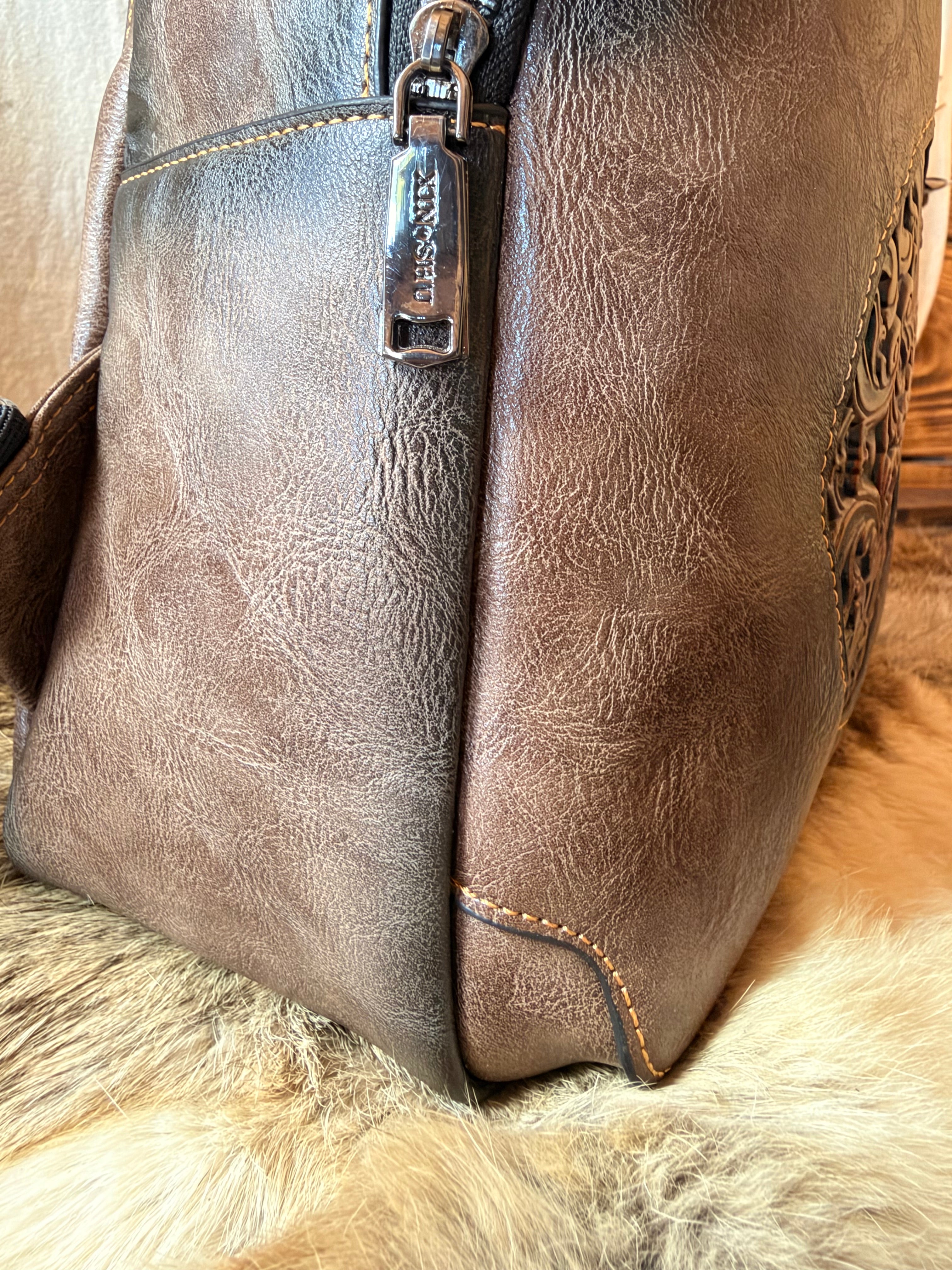 Altaï - Sac à dos en cuir repoussé