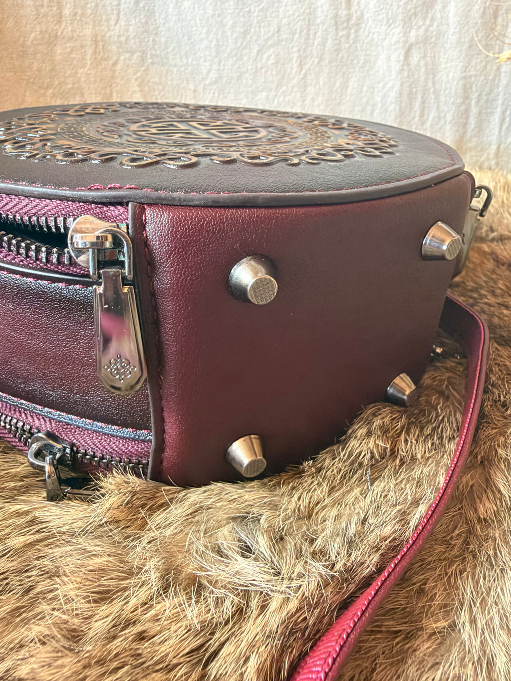 Khatan – Sac rond en cuir repoussé