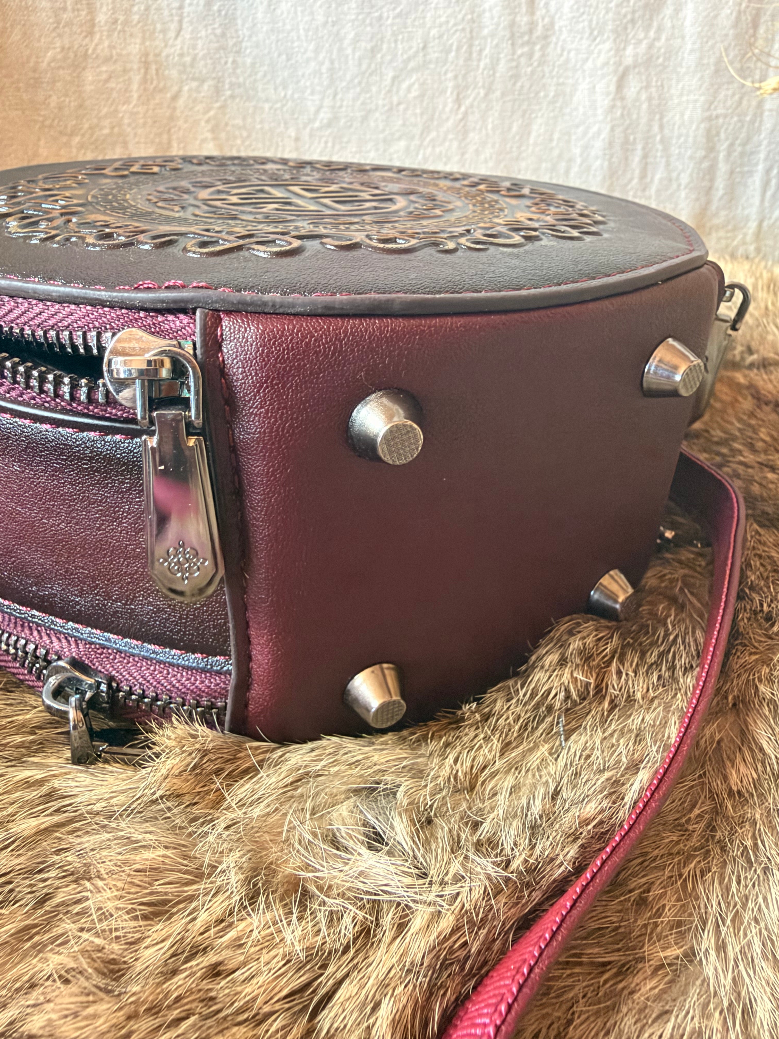 Khatan – Sac rond en cuir repoussé