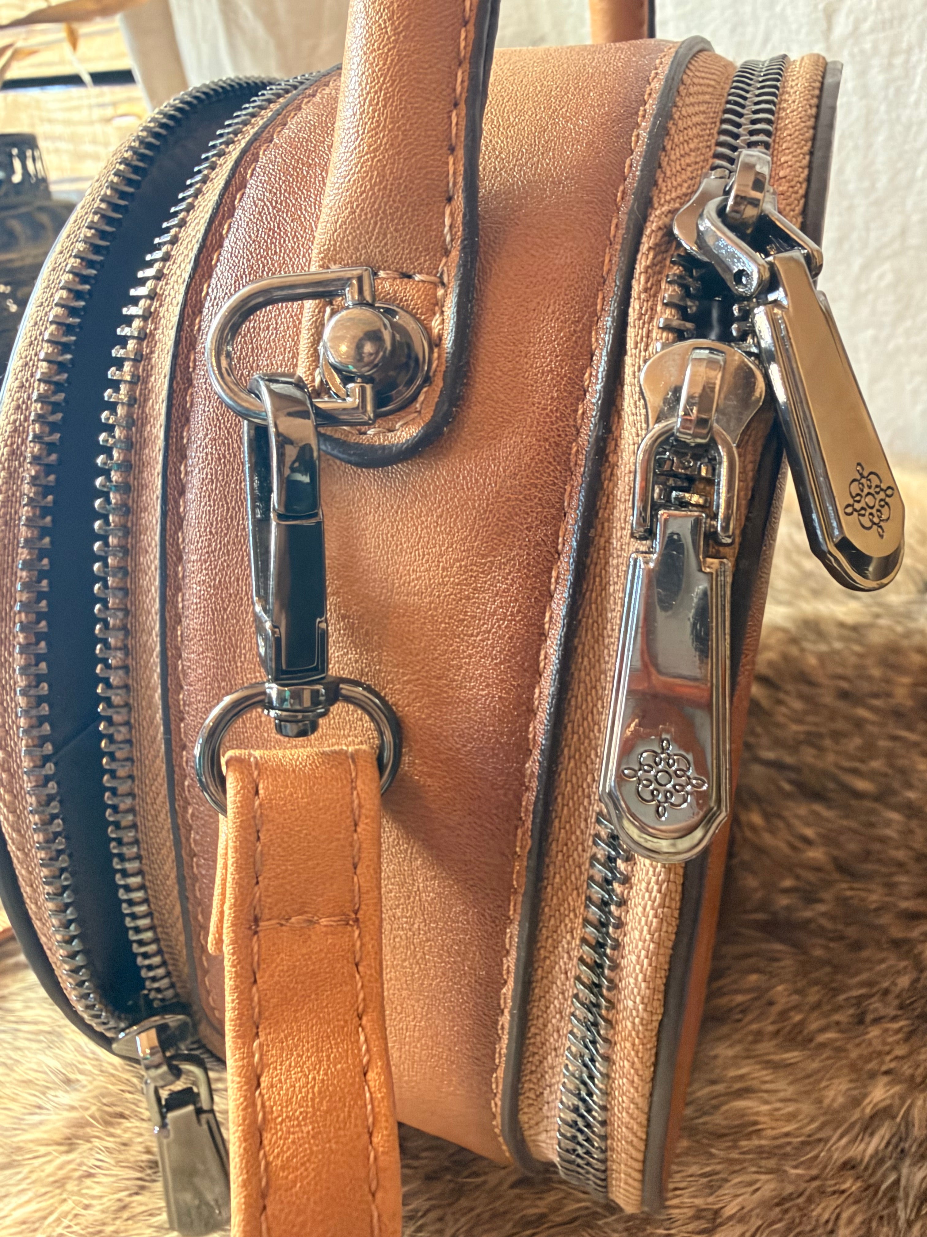 Khatan – Sac rond en cuir repoussé