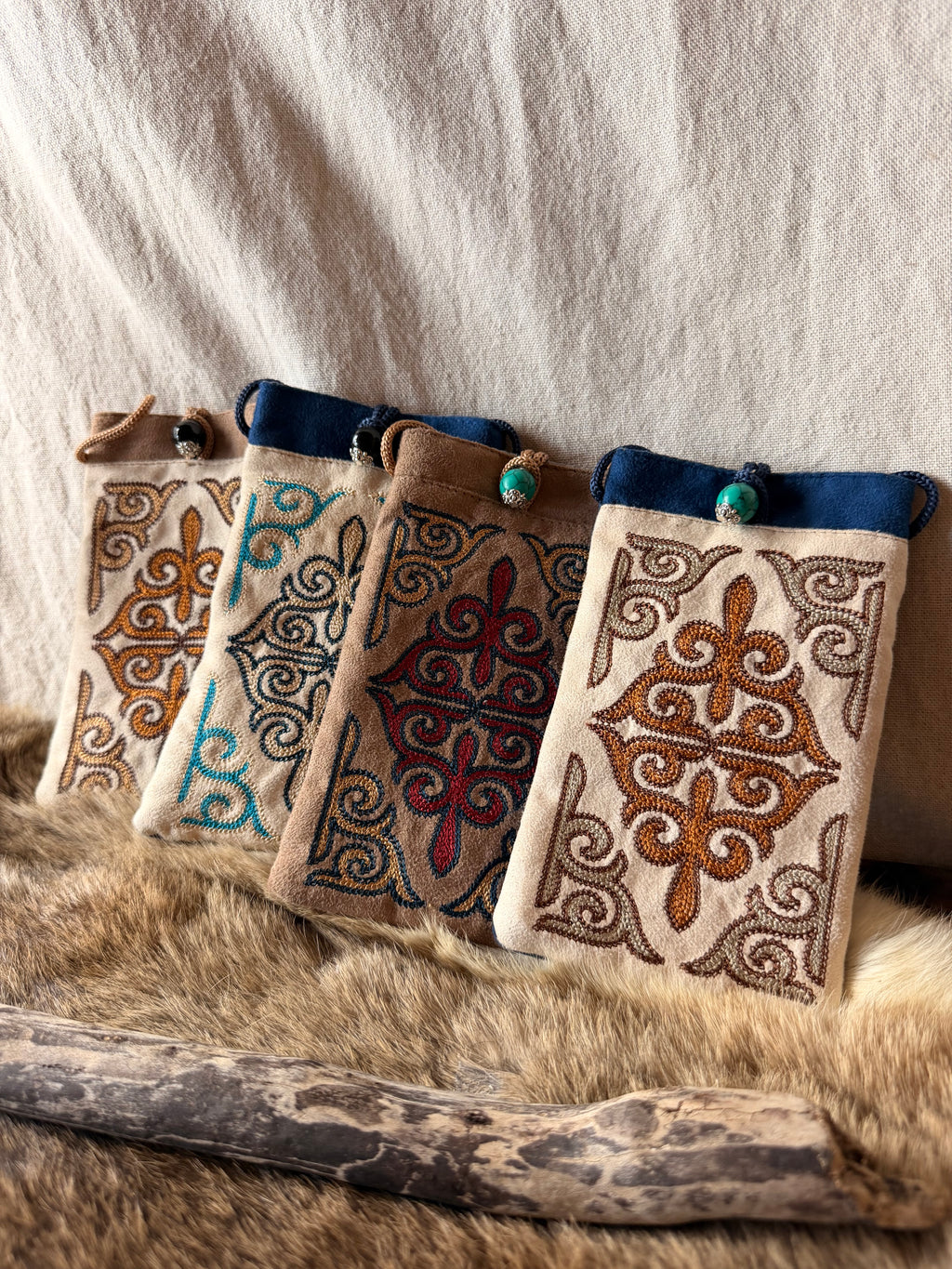 Pochette téléphone brodée Kazakh