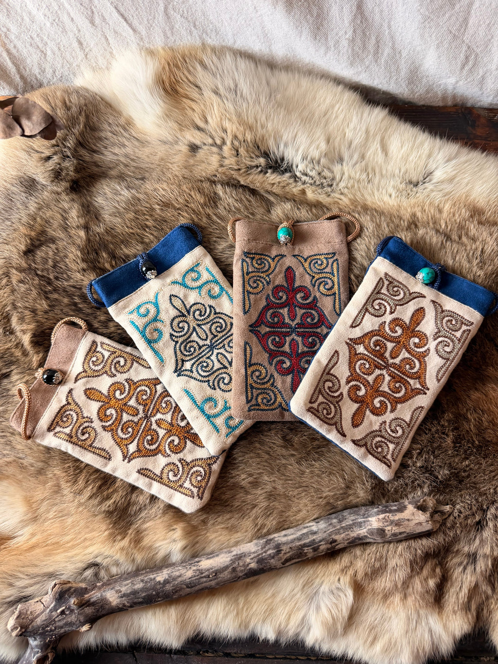 Pochette téléphone brodée Kazakh