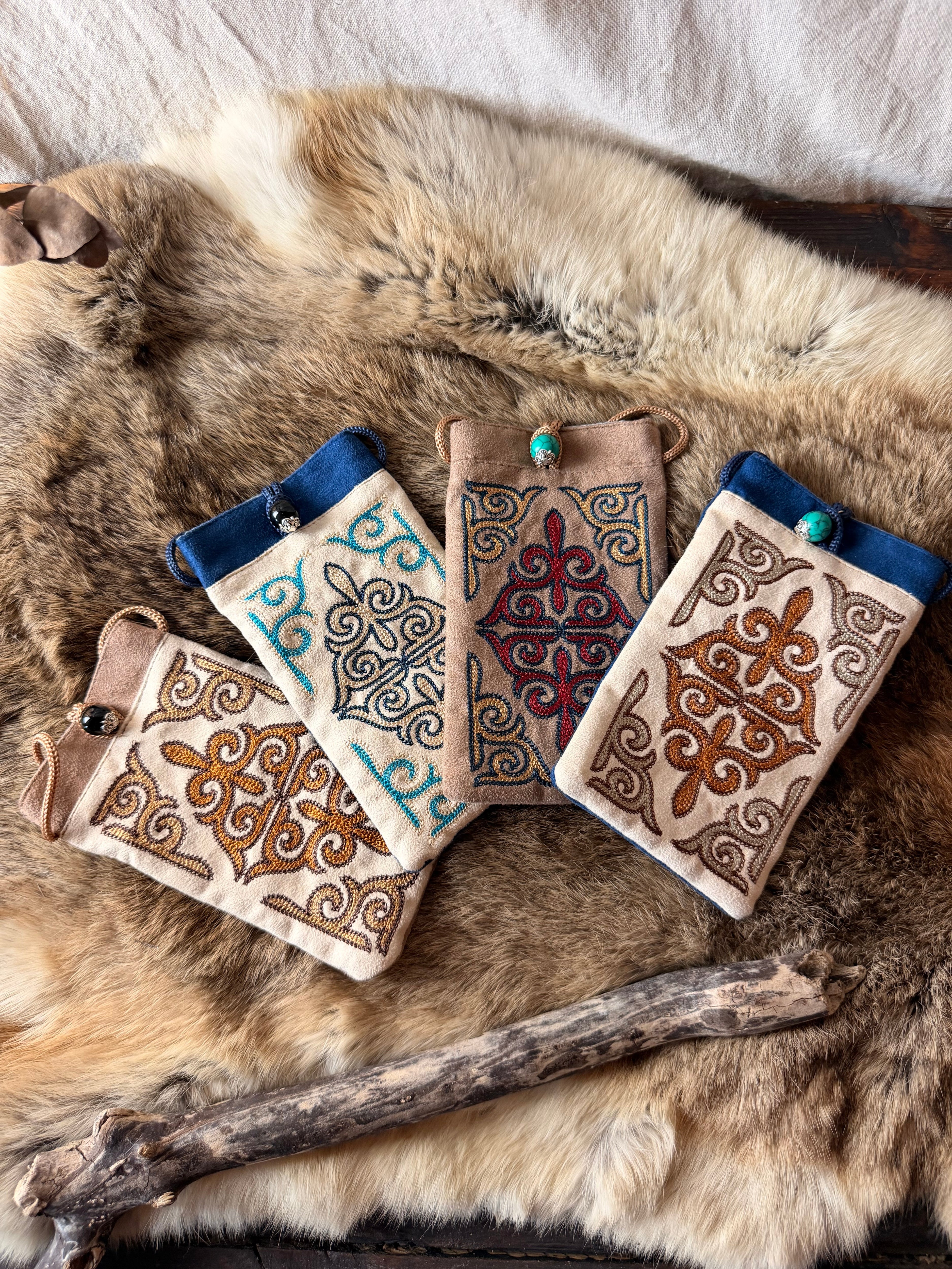 Pochette téléphone brodée Kazakh