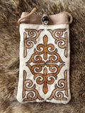 Pochette téléphone brodée Kazakh