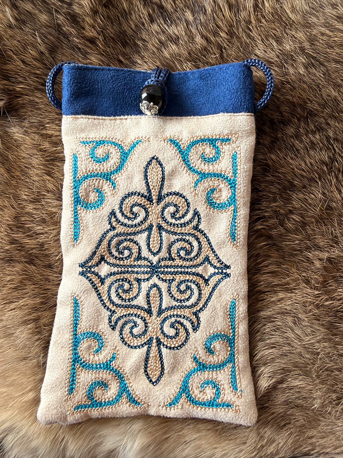 Pochette téléphone brodée Kazakh