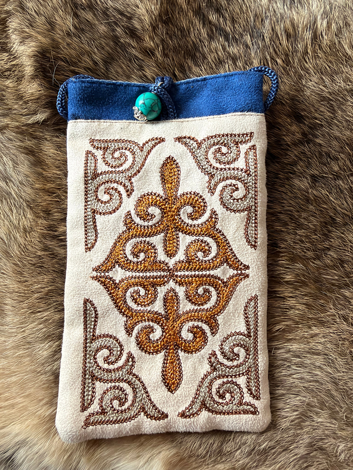 Pochette téléphone brodée Kazakh