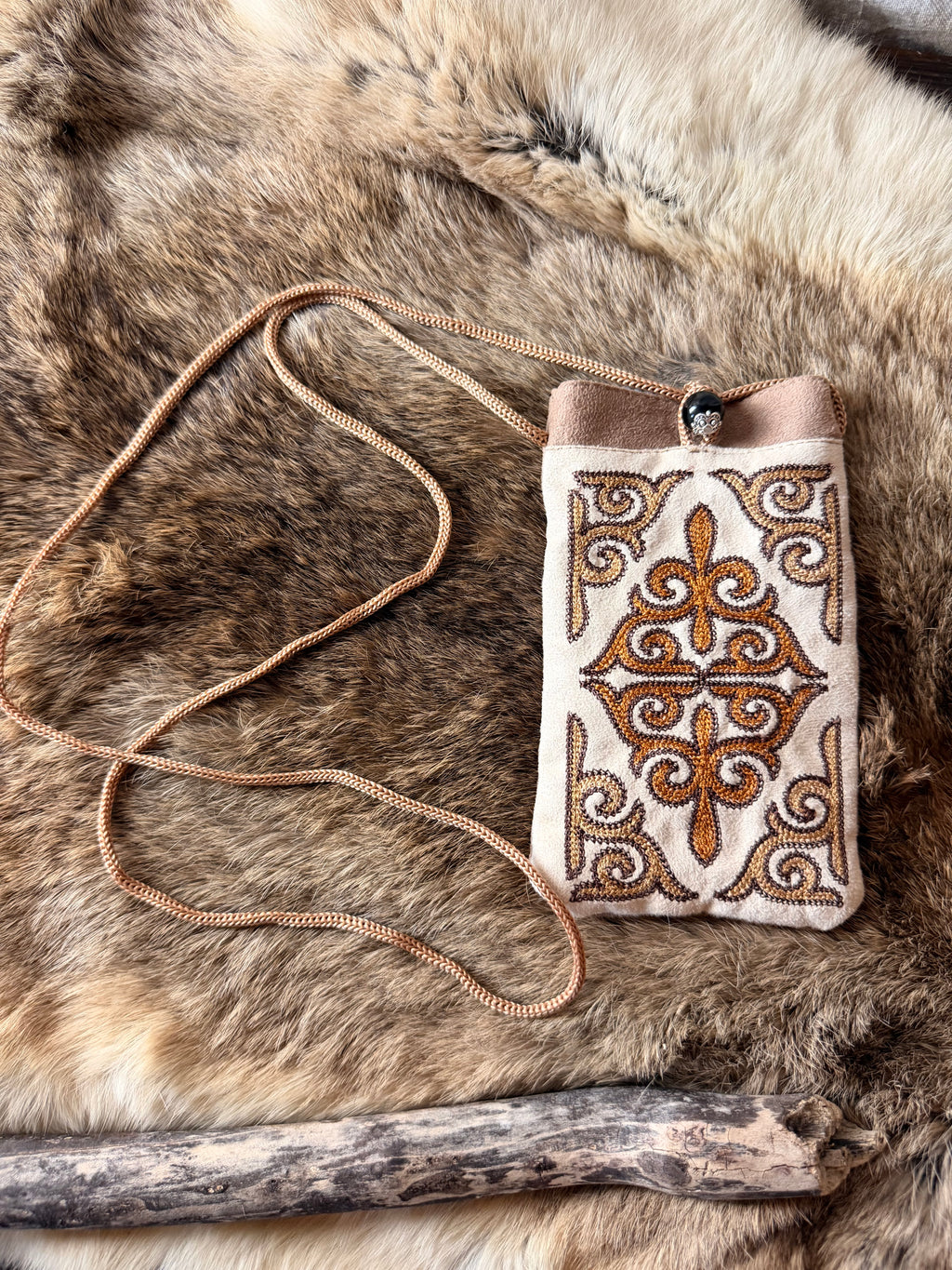 Pochette téléphone brodée Kazakh