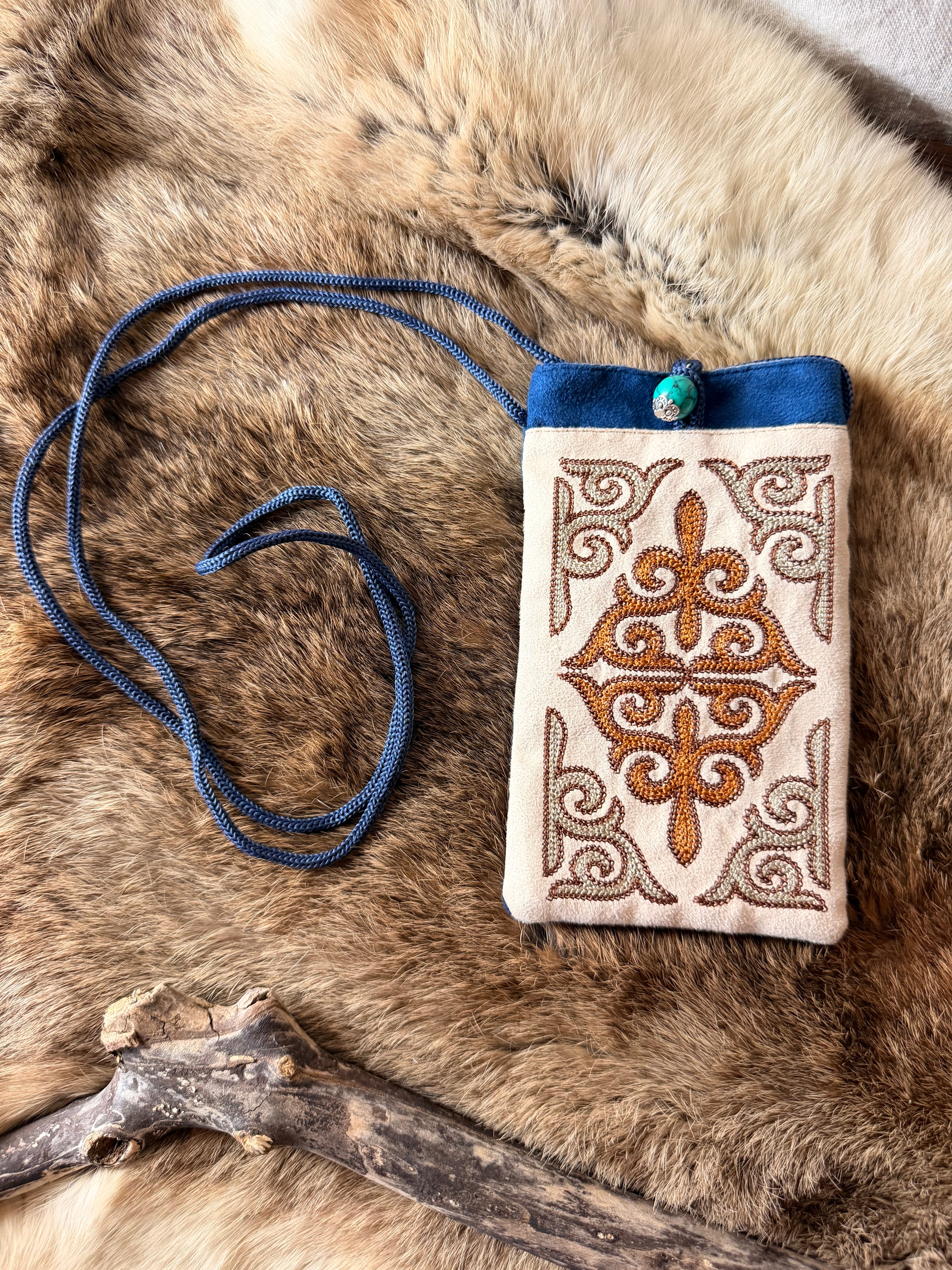 Pochette téléphone brodée Kazakh