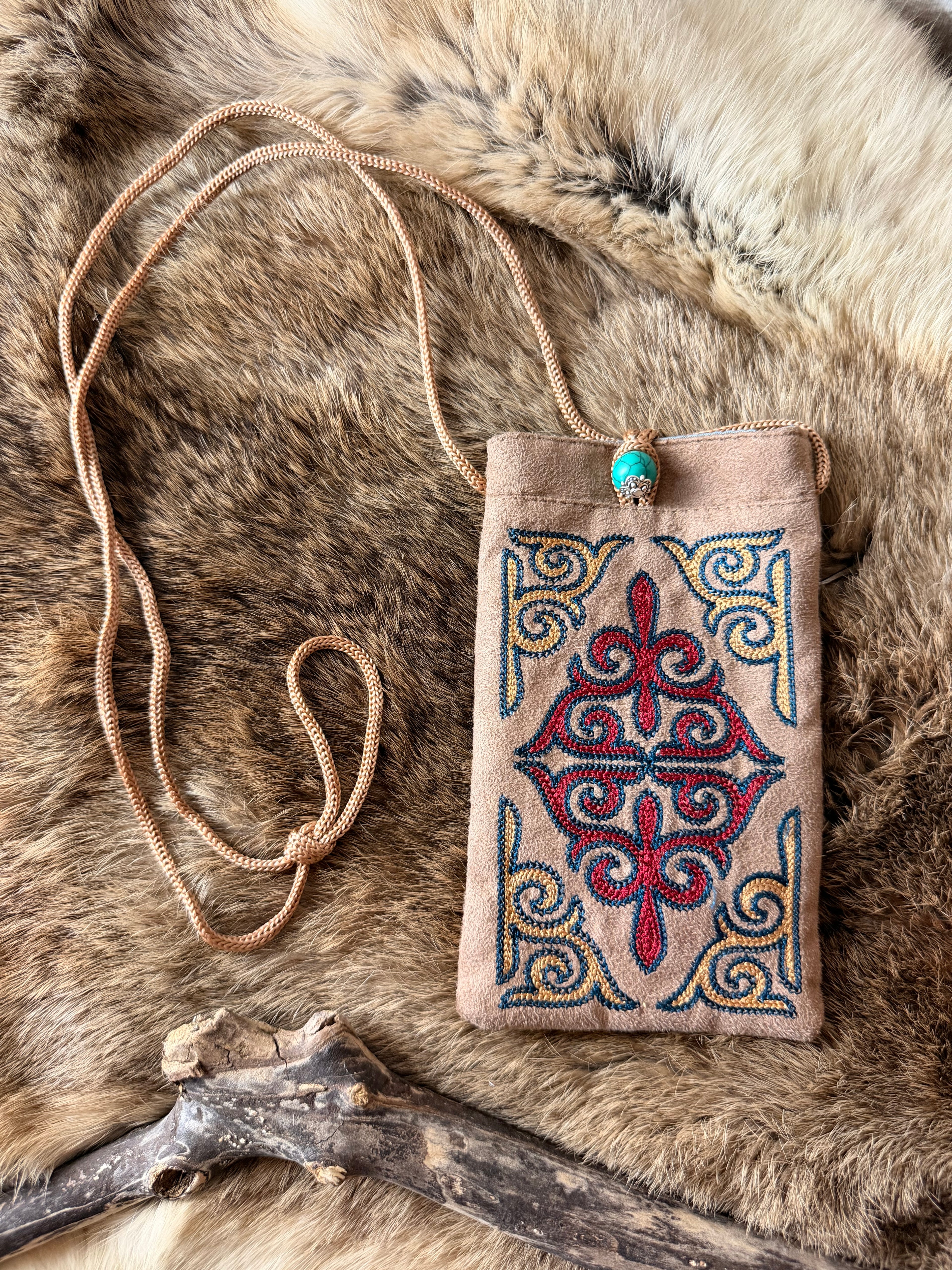 Pochette téléphone brodée Kazakh