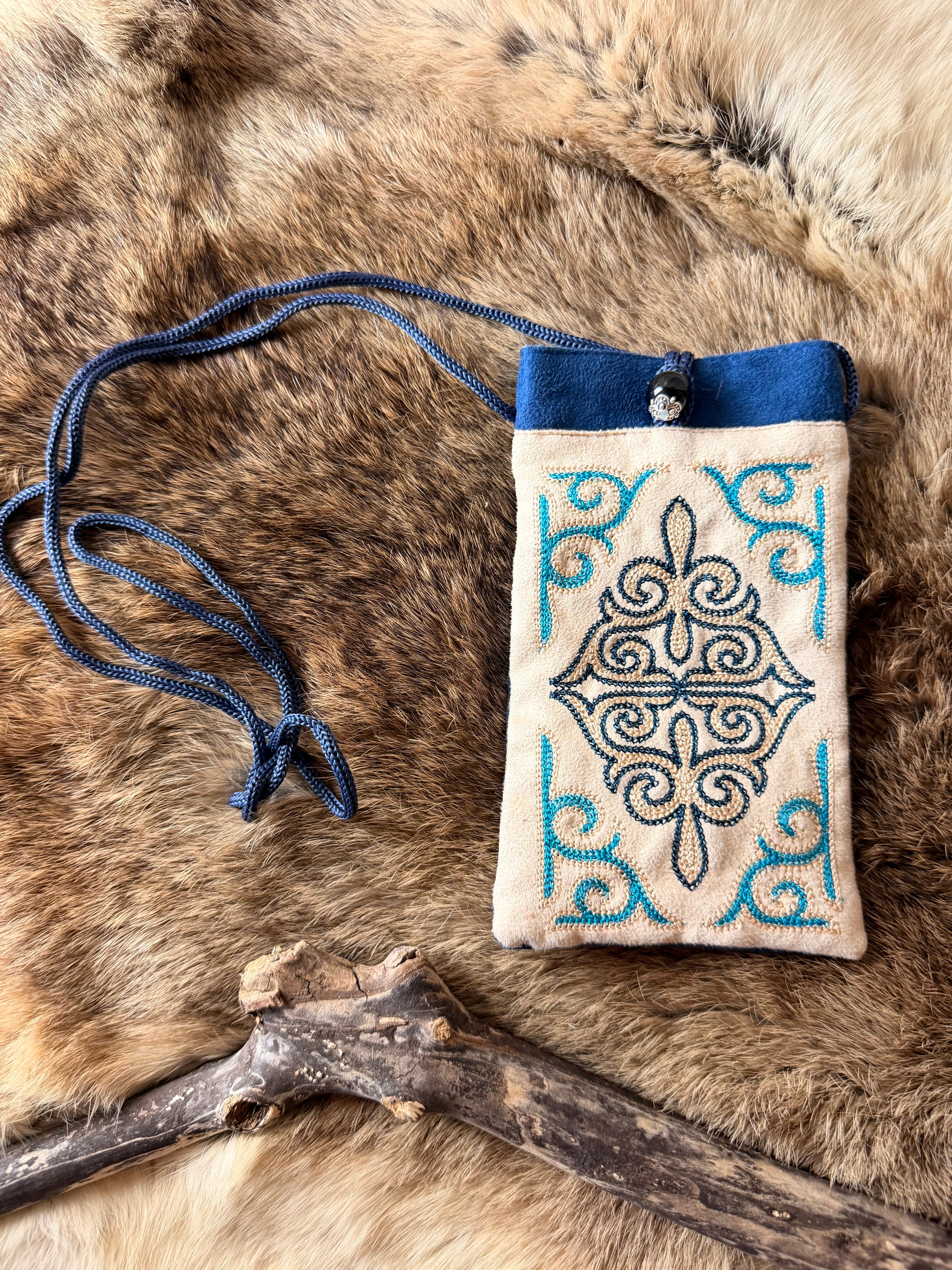 Pochette téléphone brodée Kazakh