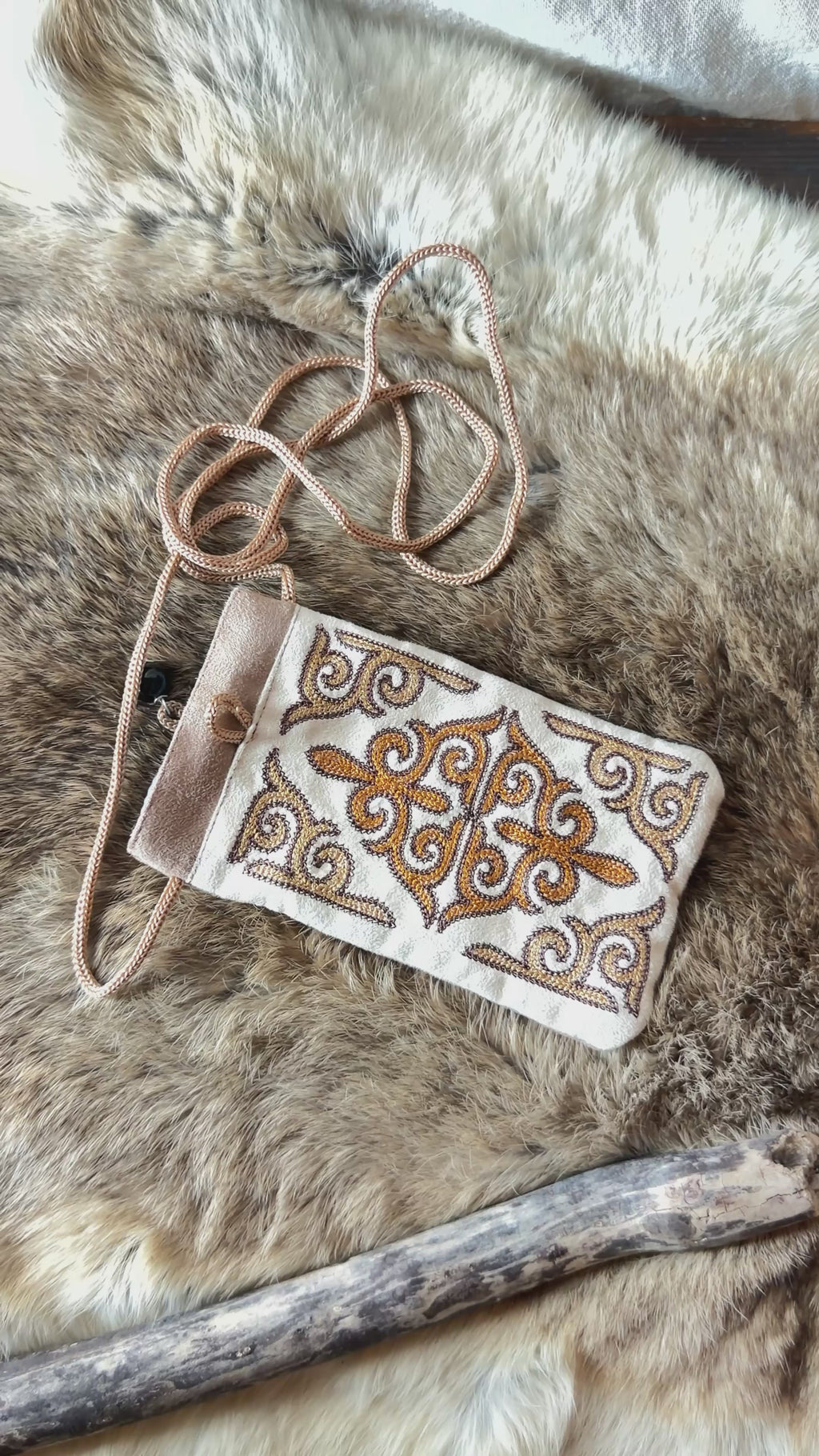 Pochette téléphone brodée Kazakh